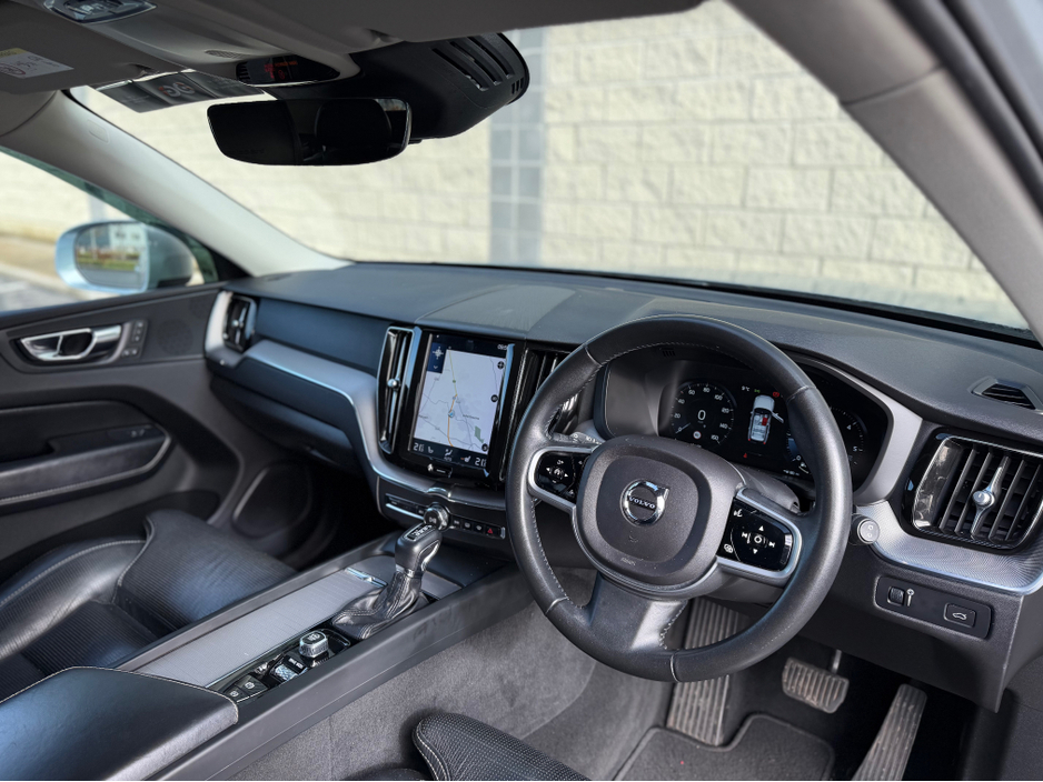 2018 Volvo XC60 - image 19