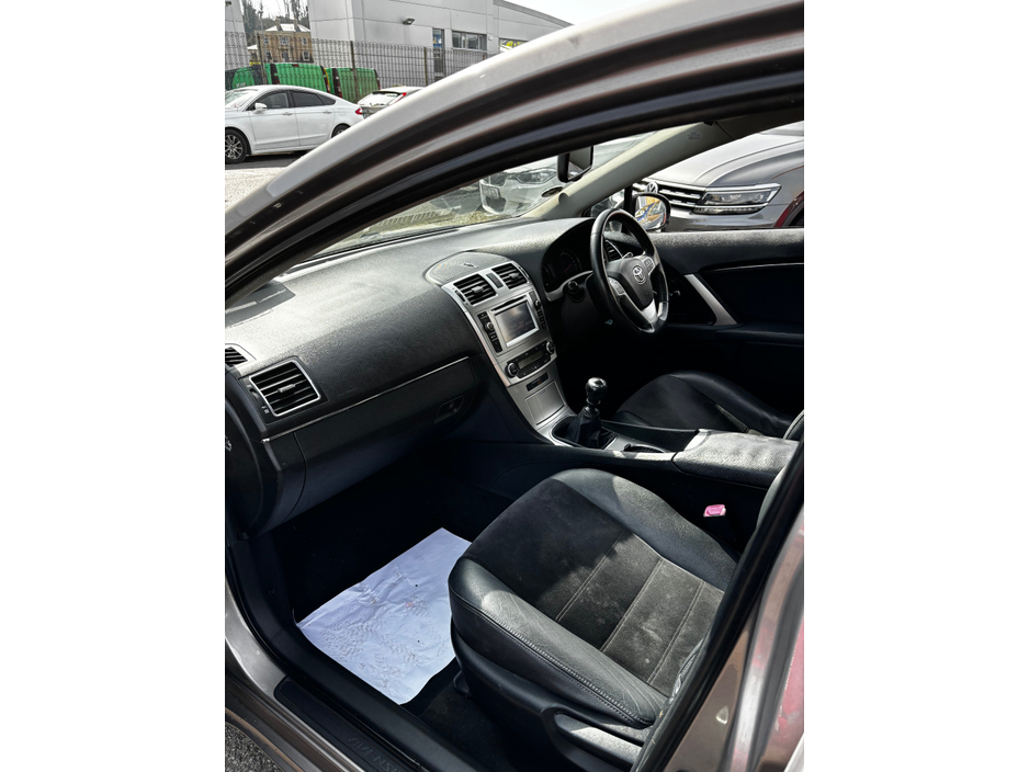 2015 Toyota Avensis - image 5