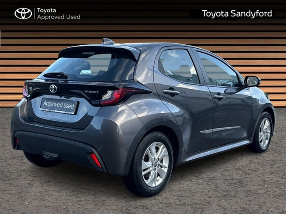 2023 Toyota Yaris HYBRID LUNA // REAR CAMERA // TOYOTA SAFETY SENSE // BLUETOOTH // AIR CON // FULL WARRANTY €23,945