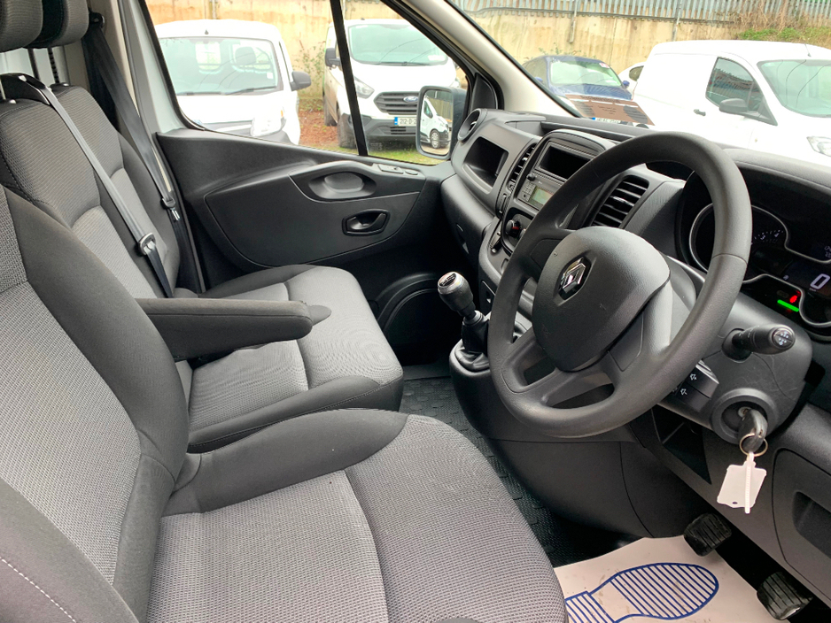 2021 Renault Trafic - image 15
