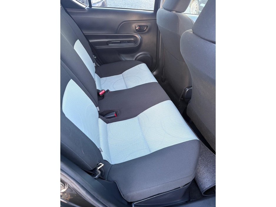 2014 Toyota Aqua - image 12