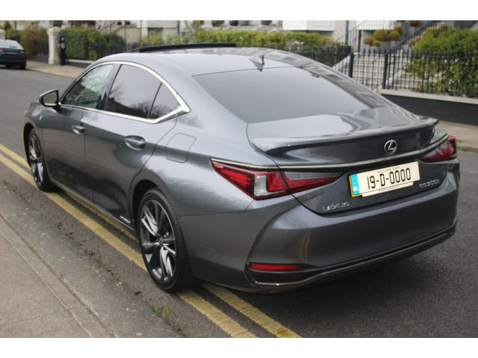 2019 Lexus ES 300 H - image 15