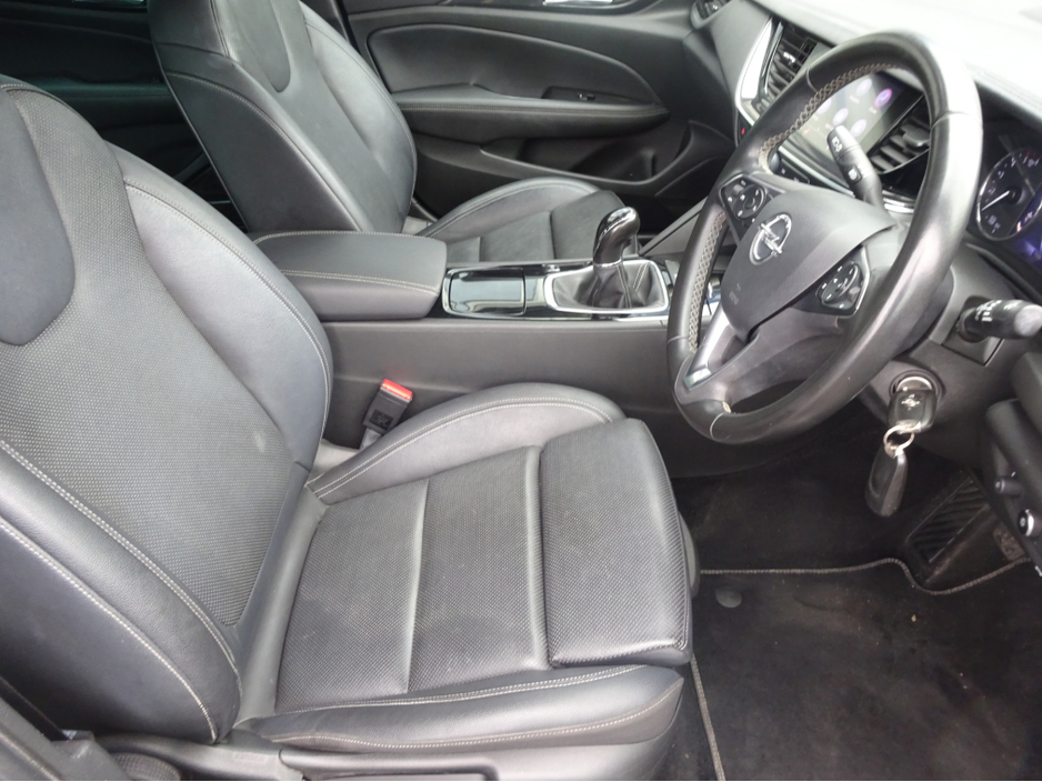 2021 Opel Insignia - image 11