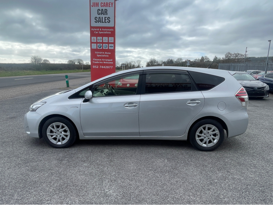 2015 Toyota Prius Alpha - image 4