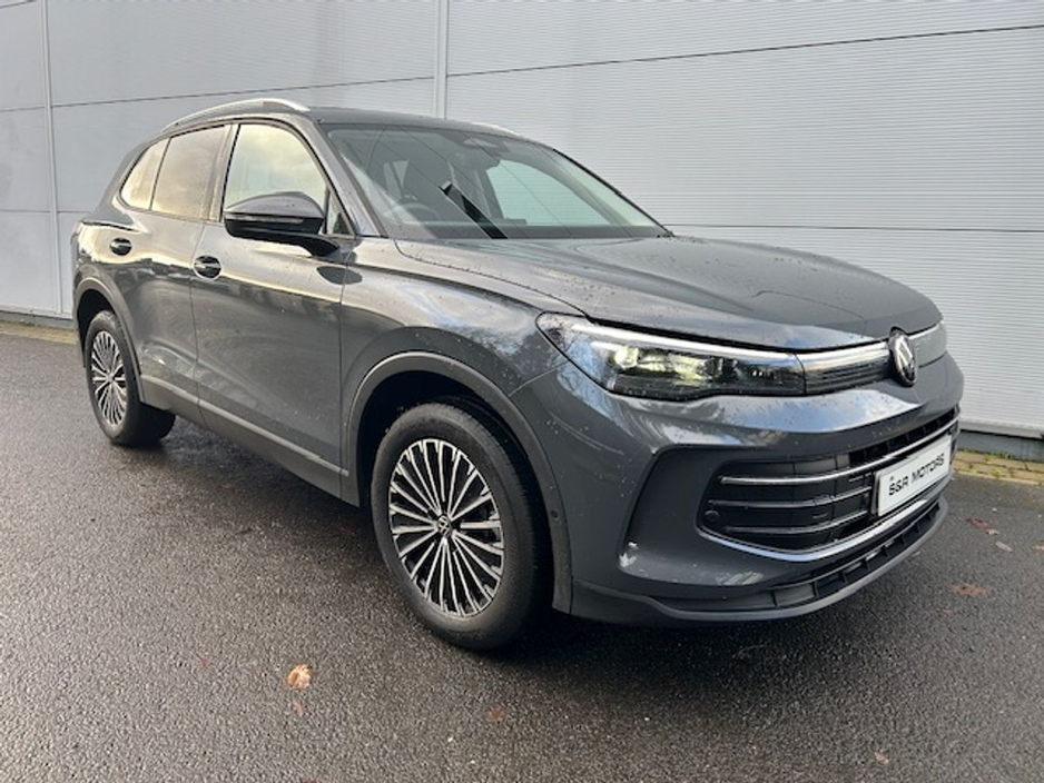 2025 Volkswagen Tiguan - image 14