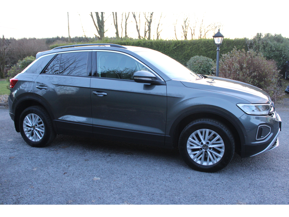 2024 Volkswagen T-Roc - image 4