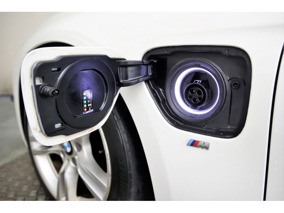 2017 BMW 3 Series - image 27