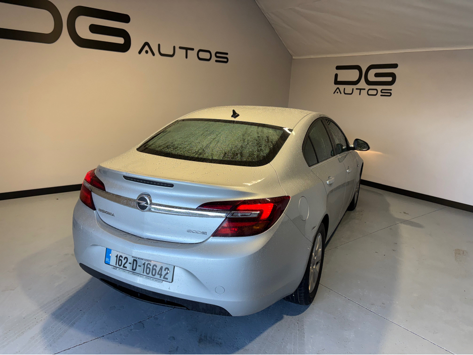 2016 Opel Insignia - image 4