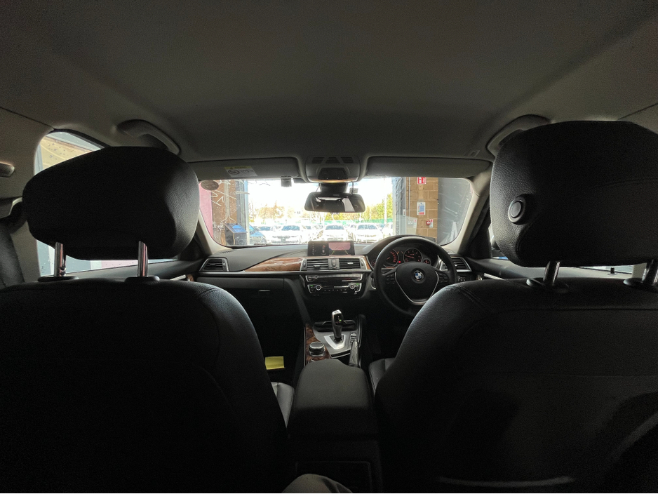 2018 BMW 3 Series - image 17