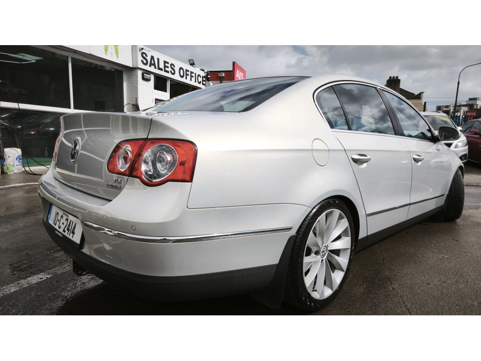 2010 Volkswagen Passat - image 6