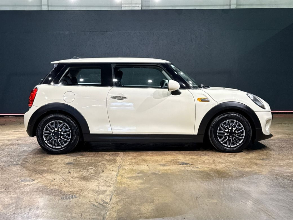 2019 MINI One - image 2