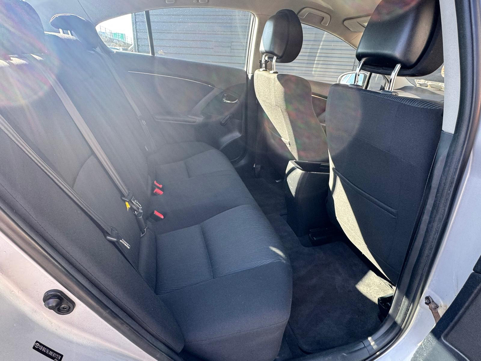 2009 Toyota Avensis - image 12