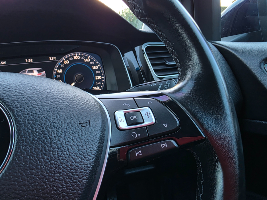 2017 Volkswagen Golf ( 172 REG LEATHER FULL LEATHER SEATS ELECTRIC MEMORY SEATS NAVI VIRTUAL CLOCKS ANDROID AUTO CARPLAY BLIND SPOT REAR TRAFFIC ASSIST ROAD SIGN RECOGNIZING LANE ASSIST LOW TAX BAND €17,500