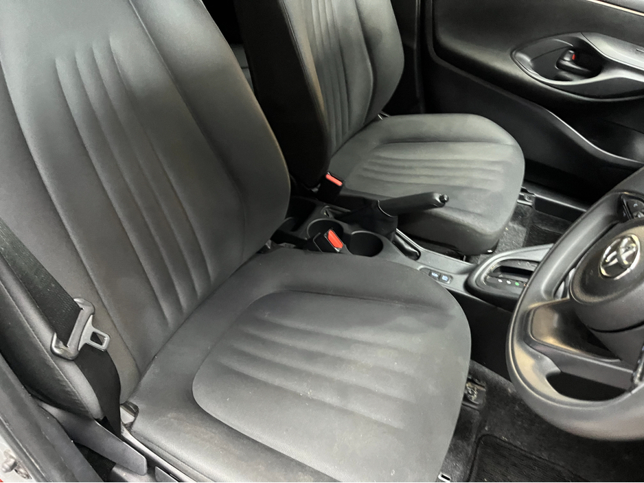 2023 Toyota Yaris - image 9