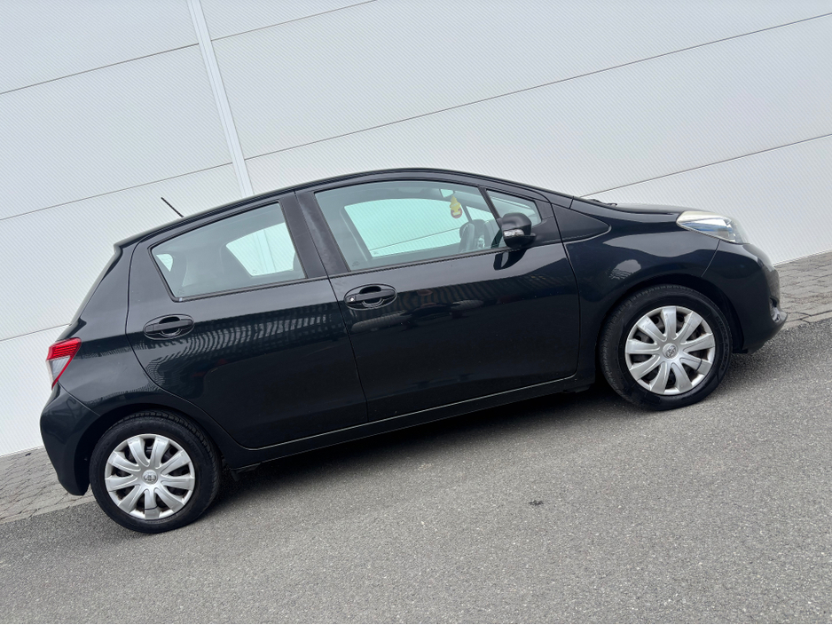 2012 Toyota Yaris - image 9