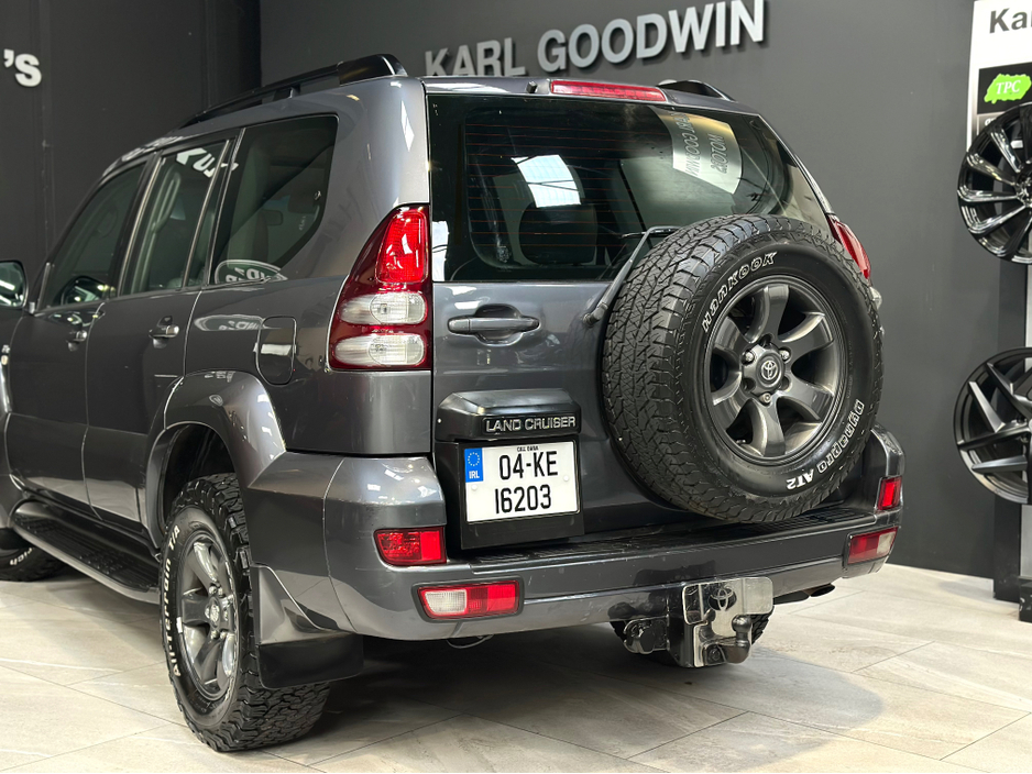 2004 Toyota Landcruiser - image 8