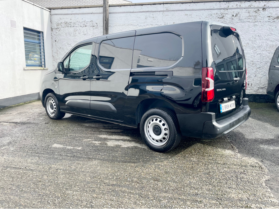 2023 Citroen Berlingo - image 28