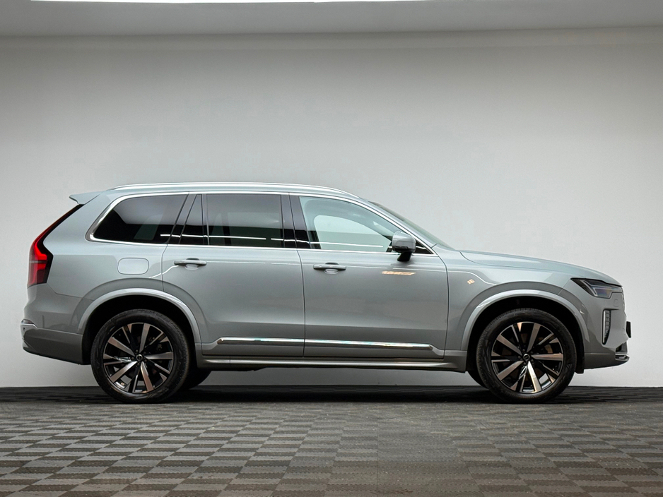 2025 Volvo XC90 - image 7