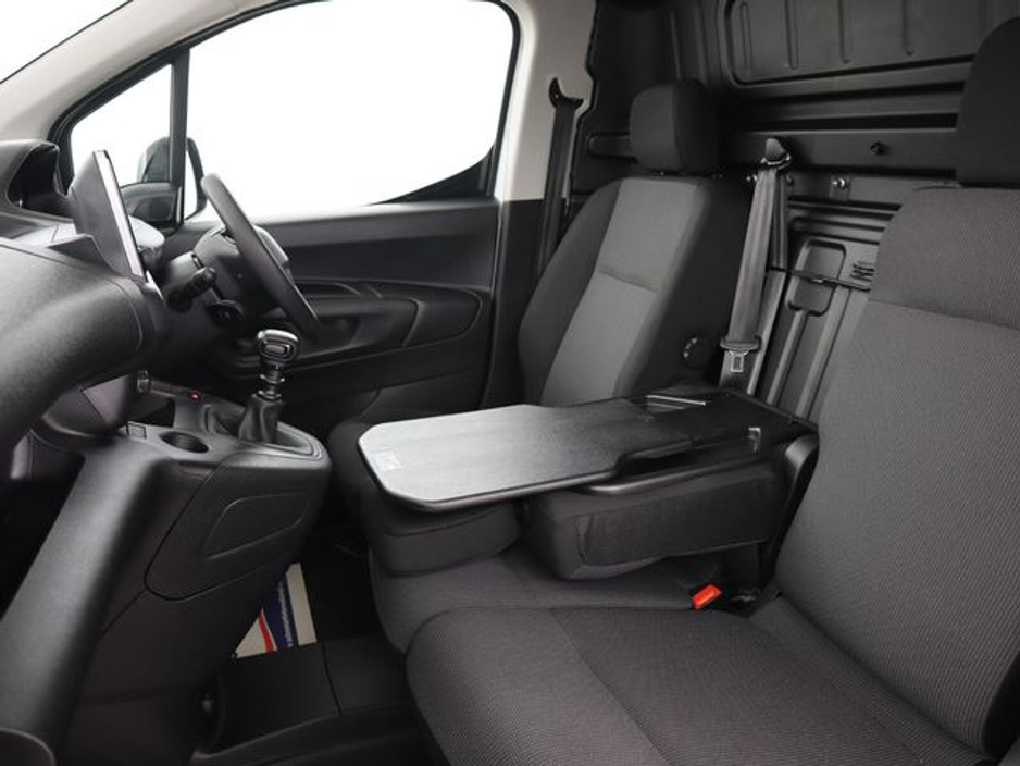 2022 Peugeot Partner - image 16