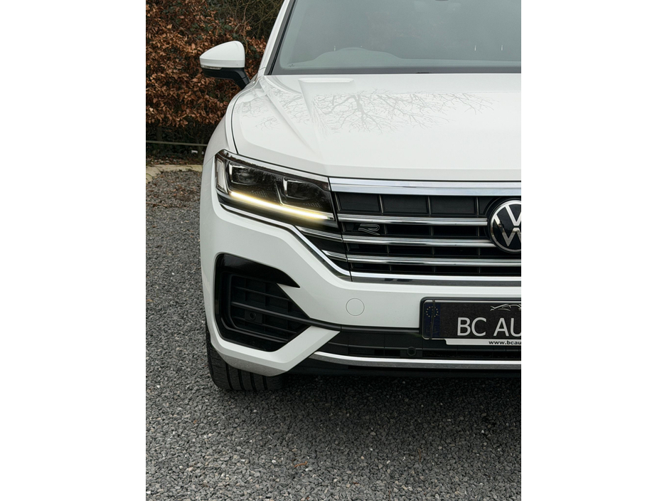 2023 Volkswagen Touareg - image 9