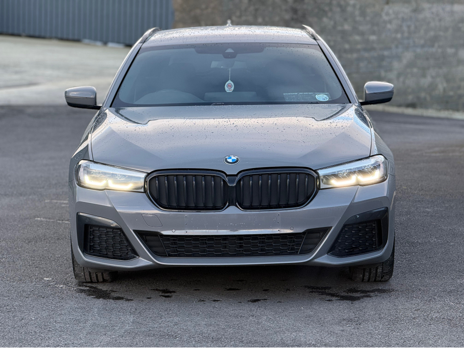 2022 BMW 5 Series - image 9