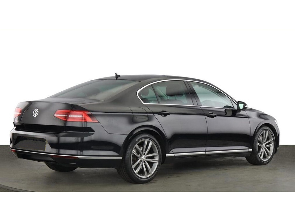 2018 Volkswagen Passat - image 3