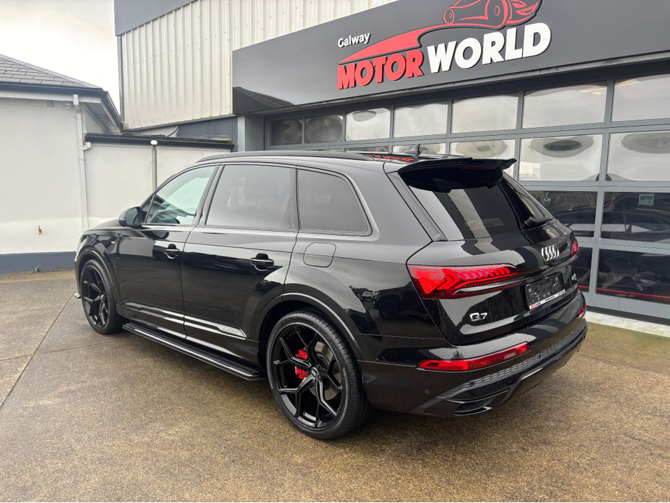 2023 Audi Q7 - image 2