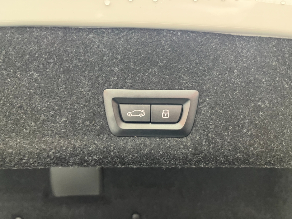 2024 BMW 3 Series - image 8