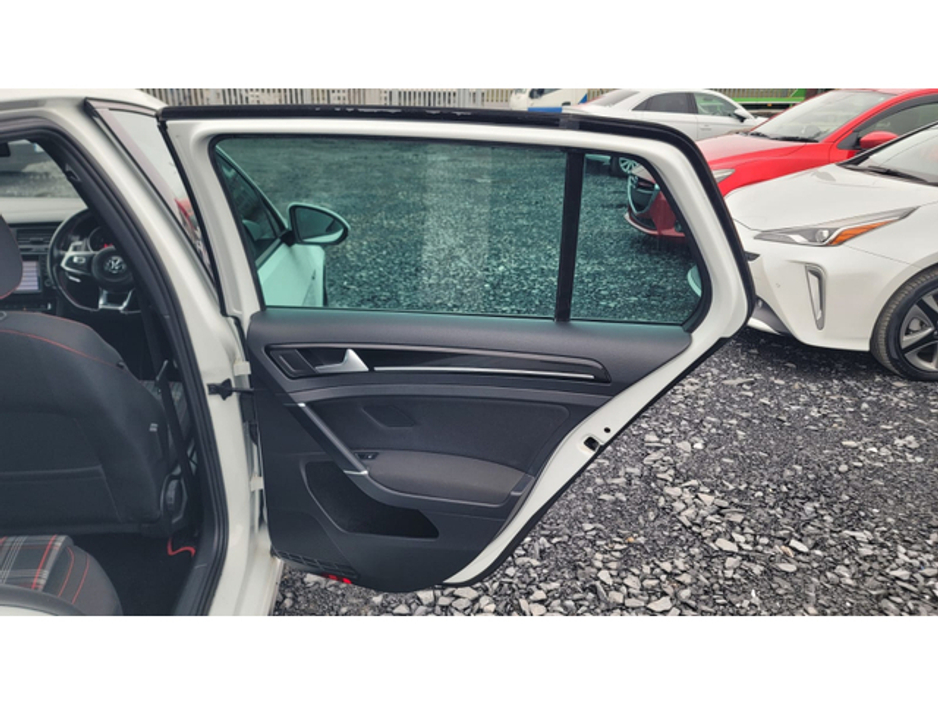 2016 Volkswagen Golf - image 9