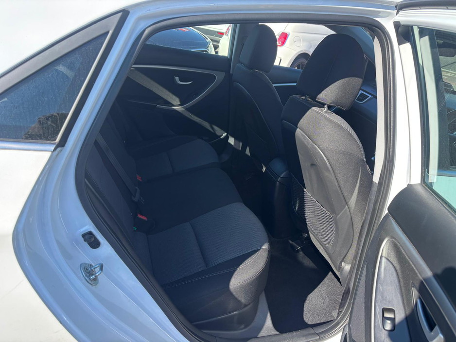 2016 Hyundai i30 - image 2