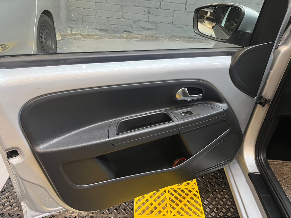 2015 Volkswagen up! - image 13