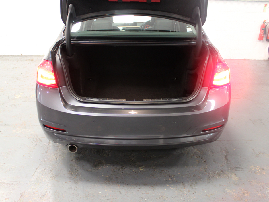 2018 BMW 3 Series - image 28