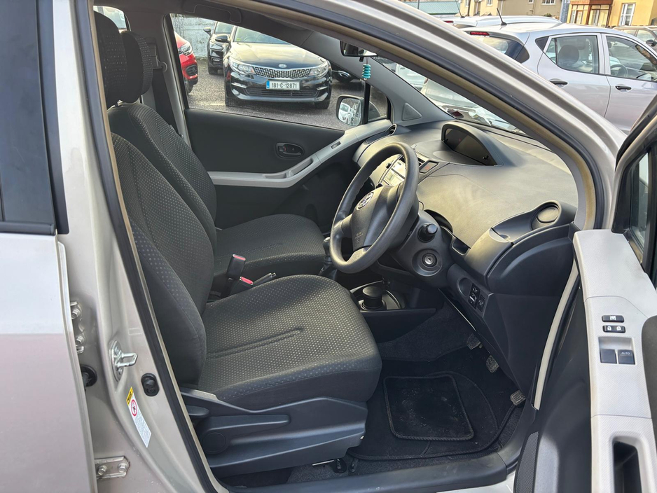 2011 Toyota Yaris - image 8