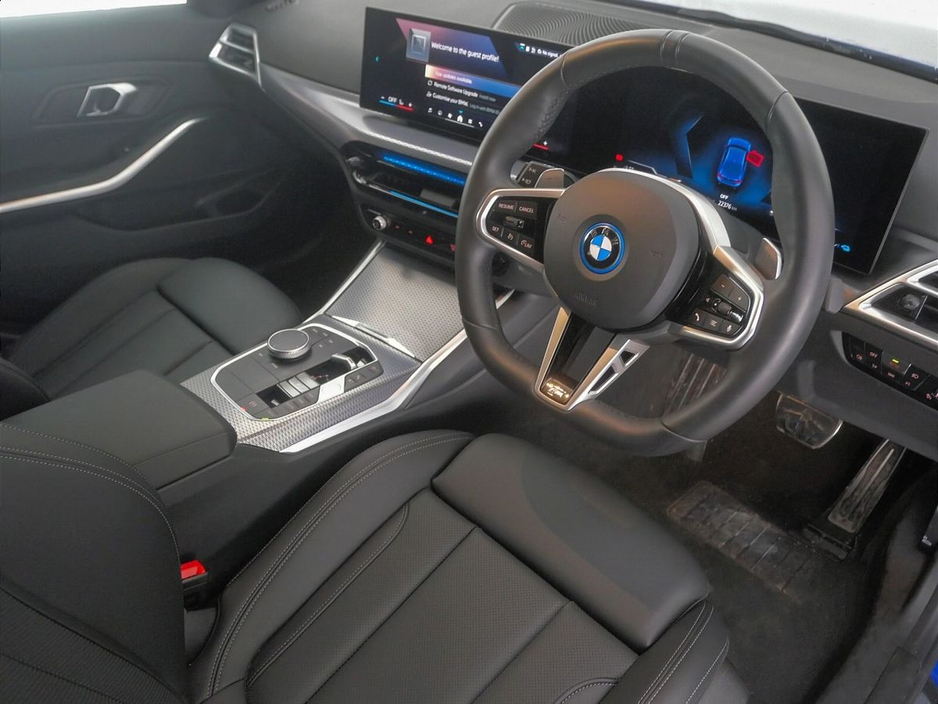 2025 BMW 3 Series - image 6