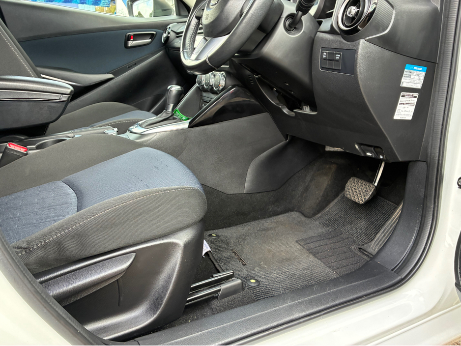 2015 Mazda Demio - image 8