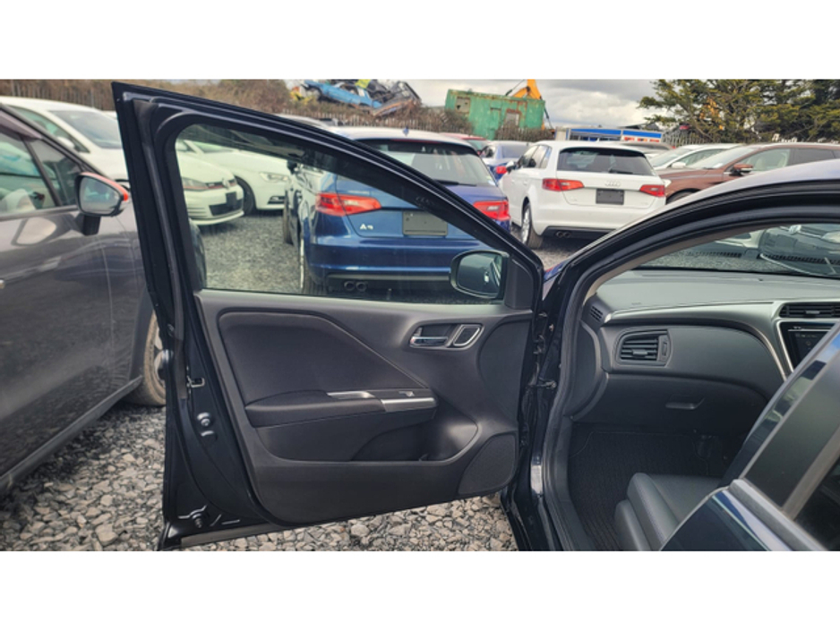 2017 Honda Grace - image 6