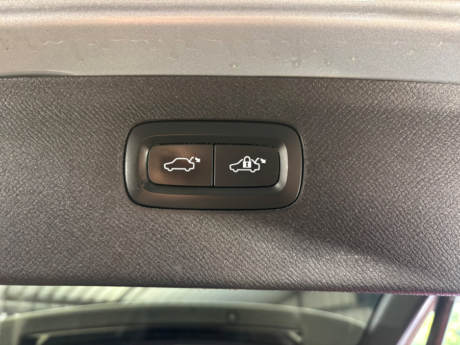 2016 Volvo XC90 - image 16