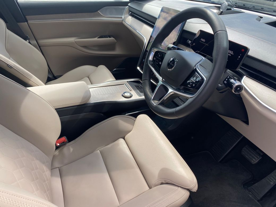 2025 Volvo EX90 - image 10