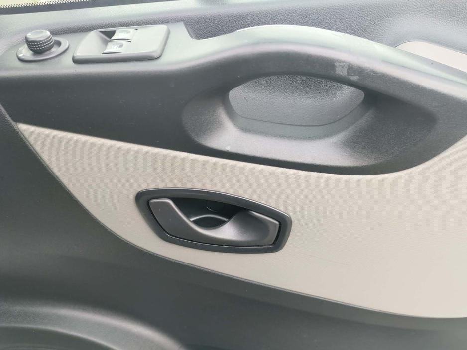 2018 Renault Trafic - image 15