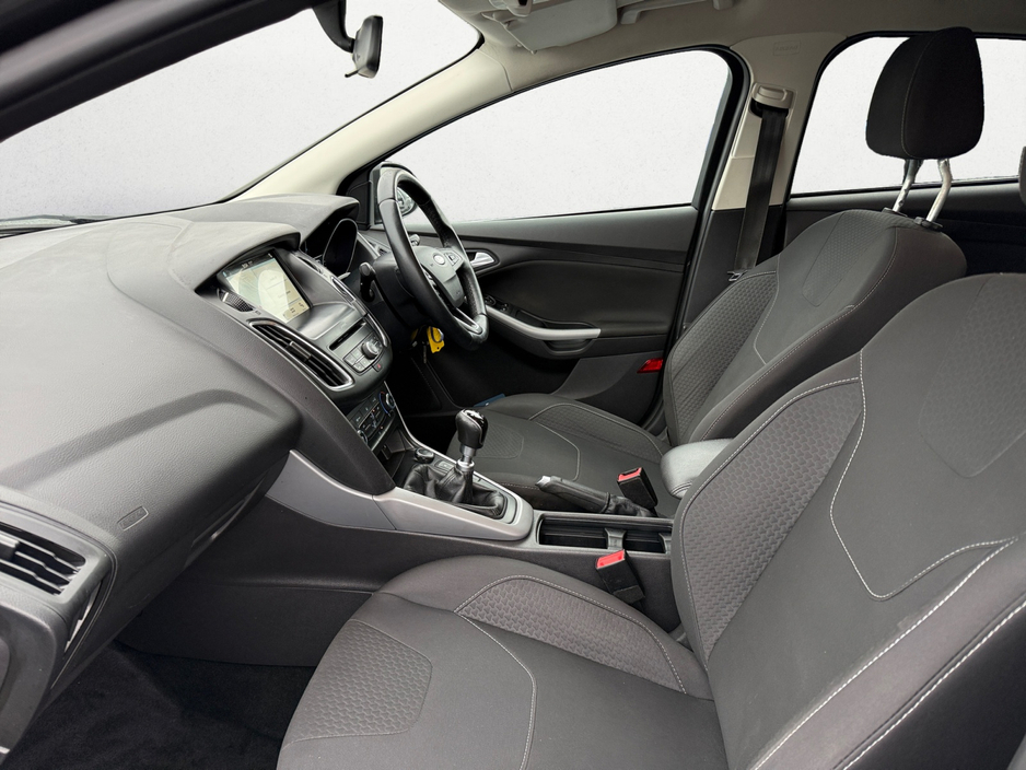 2018 Ford Focus - image 8