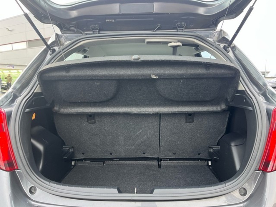 2015 Toyota Yaris - image 10