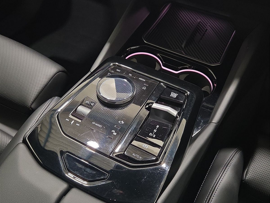 2025 BMW 5 Series - image 10