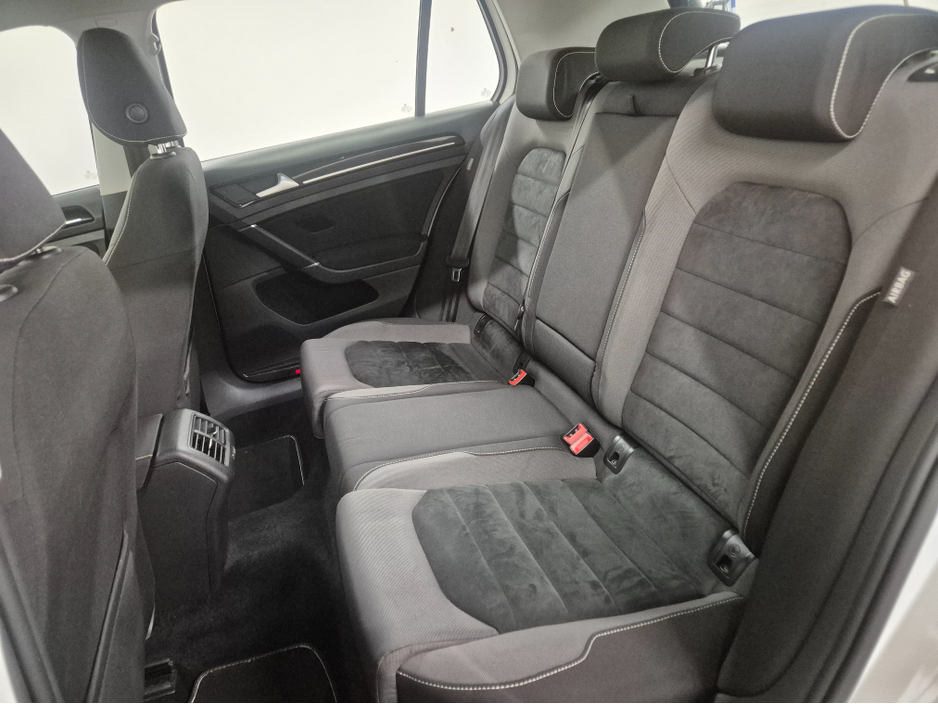 2015 Volkswagen Golf **HIGHLINE**ONLY 64000KMS**ALCANTARA SEATS*17" ALLOYS**LANE ASSIST**KEYLESS ENTRY AND START**ADAPTIVE CRUISE CONTROL**DUAL ZONE CLIMATE CONTROL**REVERSE CAMERA**BLUETOOTH STREAMING**FOLDING MIRRO €15,449