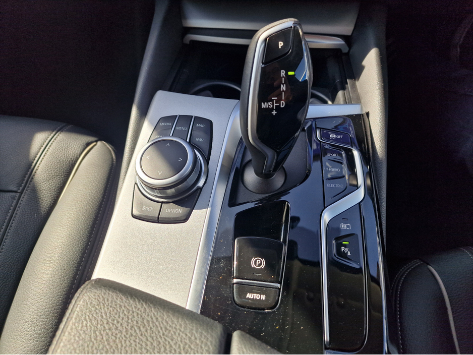 2022 BMW 5 Series - image 28