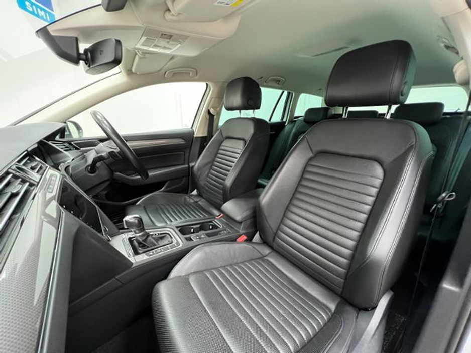 2020 Volkswagen Passat - image 12