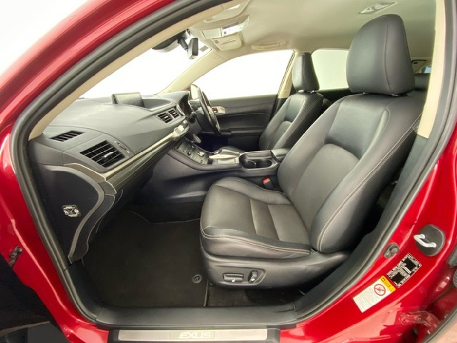 2018 Lexus CT 200 h - image 6