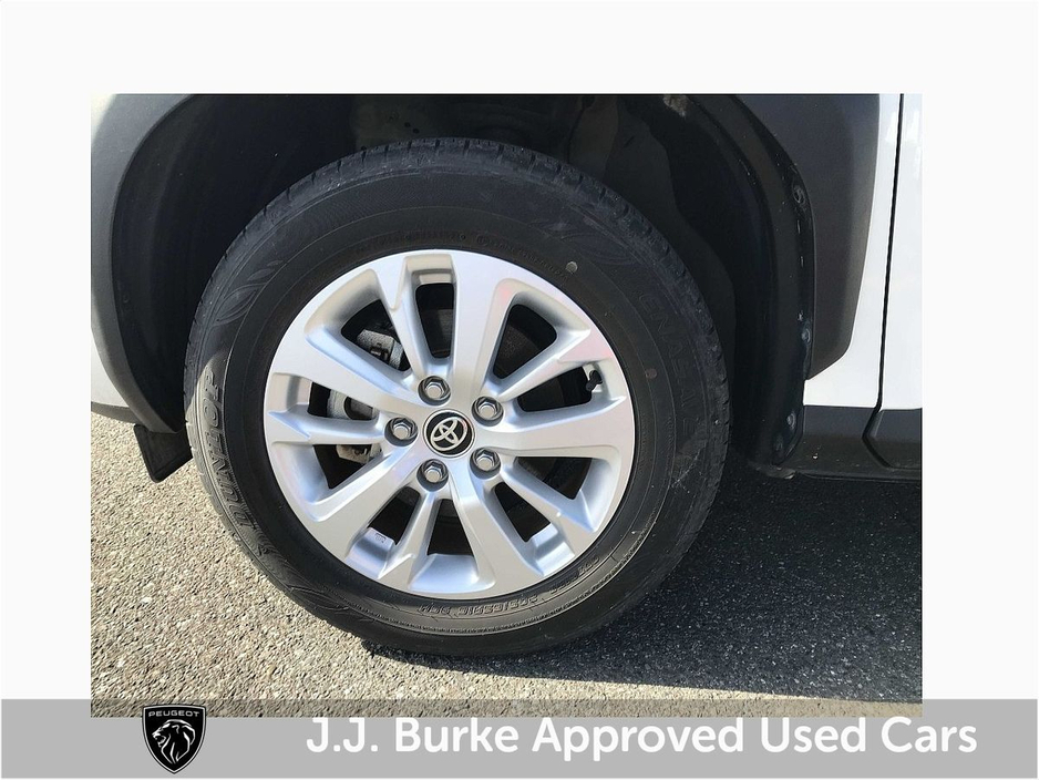 2024 Toyota Yaris - image 6