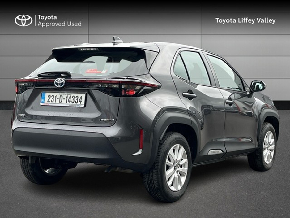 2023 Toyota Yaris Cross - image 2