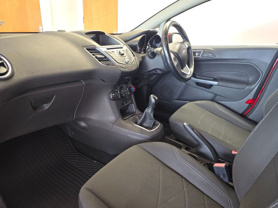 2014 Ford Fiesta - image 8