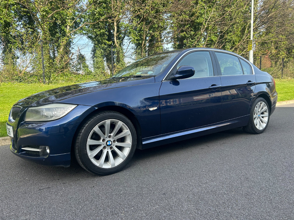 2011 BMW 3 Series - image 4